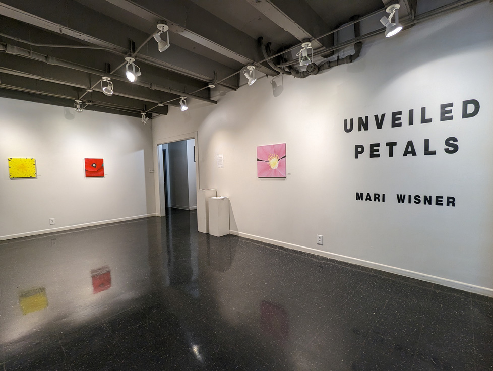 gallery: 2 walls, 3 paintings, title sign, and 2 pedestals