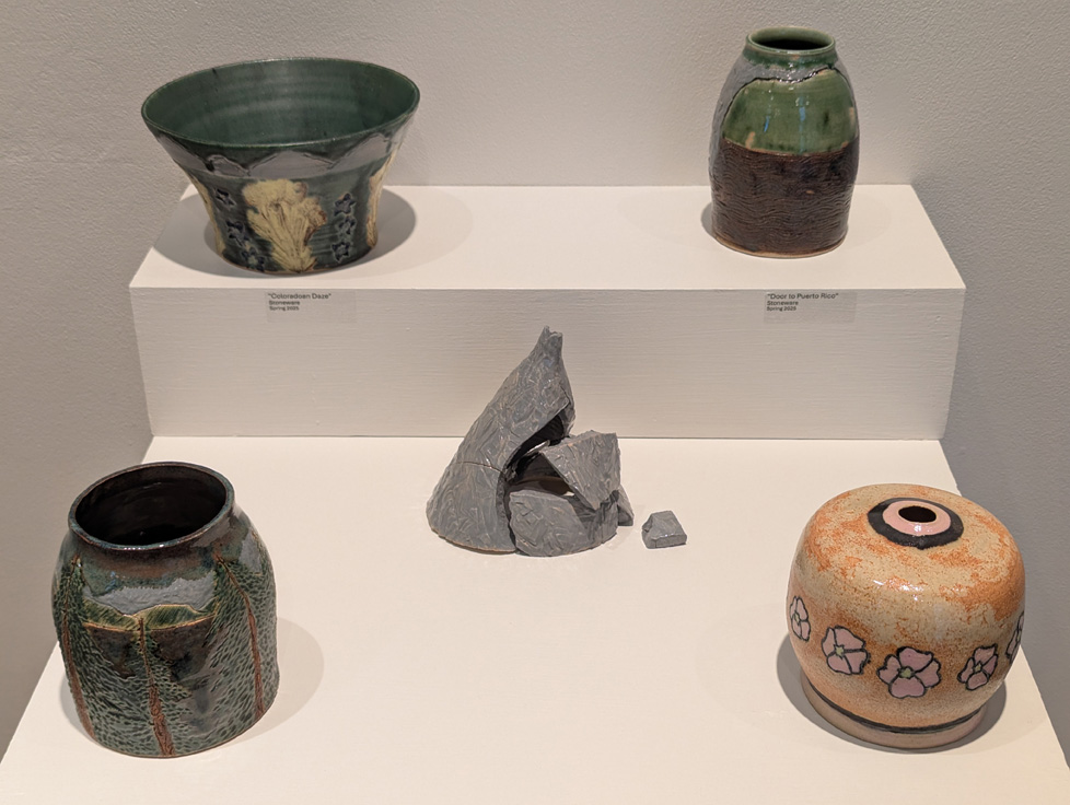 5 ceramics pieces on pedestal