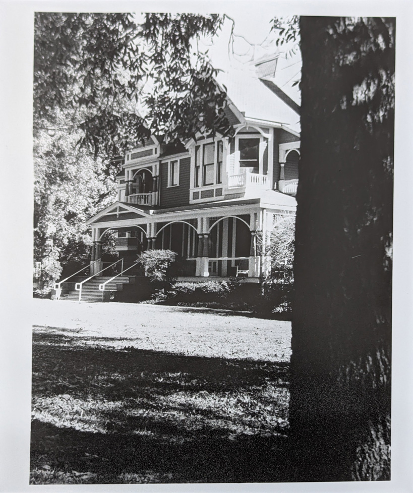 b/w photo of victorian house